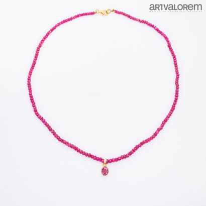null Necklace made of a row of faceted ruby root beads holding a faceted oval ruby...