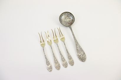 null Set of four small two-pronged forks and a sprinkling spoon in silver.

Decorated...