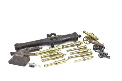 null Set of 15 miniature cannons, 4 of them with gilt bronze and patina bronze couplings....