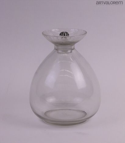 null René LALIQUE

Cut crystal bottle "Lotus" model, the black enamelled stopper....