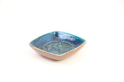 null HB QUIMPER

Blue enamelled stoneware pocket dish with a bird and a heart in...