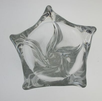 null DAUM France 

Vase en cristal taillé de forme mouvementée, signé.

H. 29 cm