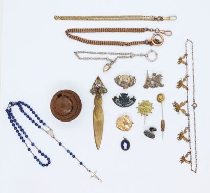 null Lot in gilt metal including: Two watch chains, a brooch engraved with an allegory...