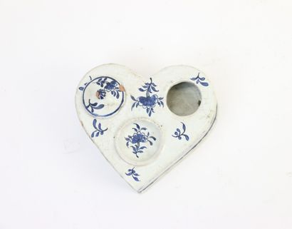 null SINCENY, end of 18th-beginning of 19th century. Heart-shaped earthenware inkwell...