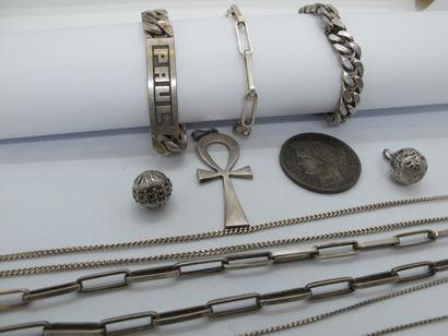 null Lot of silver jewels including: a bracelet marked Paul, a bracelet, a necklace,...