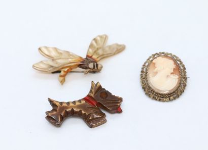 null Three brooches one in composition representing a dragonfly (damaged), a brooch...