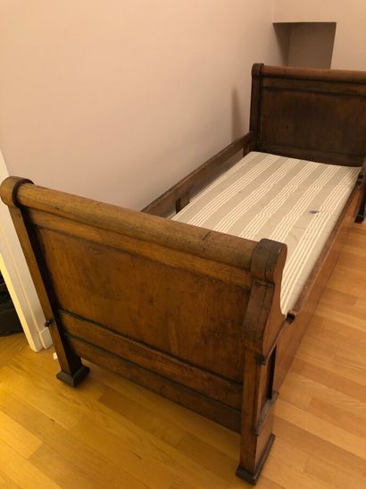 null A walnut child's bed with a column back and bracketed uprights.

Restoration...