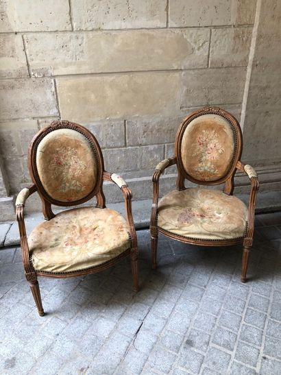 null Pair of cabriolets armchairs in natural wood with medallion back decorated with...