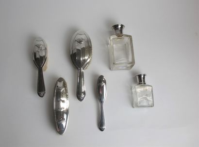 null Garniture de toilette à décor de paniers fleuris: deux flacons en verre taillé...