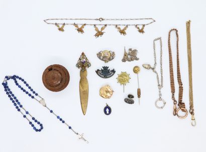 null Lot in gilt metal including: Two watch chains, a brooch engraved with an allegory...