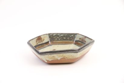 null TRISTAN

Hexagonal bowl in ochre and black glazed stoneware.

Signed

4 x 16...