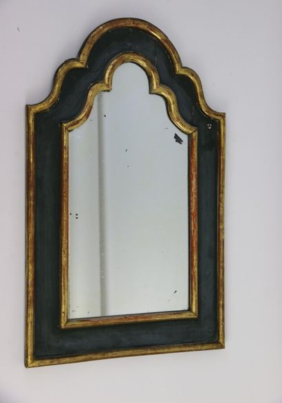 null Wooden mirror painted green and gold, scalloped pediment.

61,5 x 38 cm

(A...