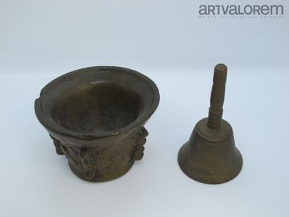 null Small bronze mortar with figures. H. 7 cm (Misses) 

A bronze bell is attached....