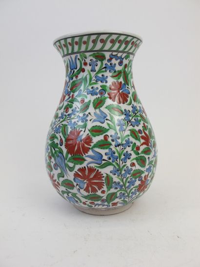 null Vase à col découpé en porcelaine à décor de rose et filet or. Paris XIXe. 

On...