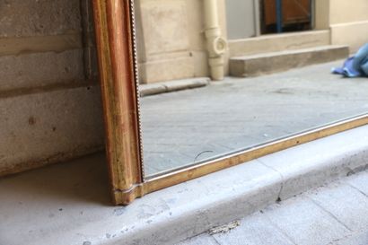 null 
Gilded moulded stucco mirror with beadwork


158 x 115 cm



(Accidents)
