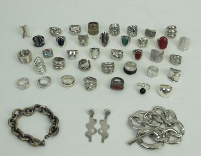 null lot en argent comprenant : gourmette (fermoir accidenté) , paire de pendants...