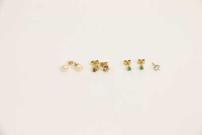 null Three pairs of ear studs in yellow gold 750°/°°° decorated with cultured pearls,...