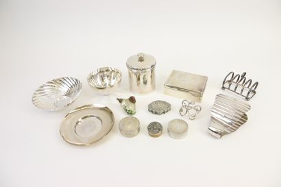 null Lot of silver plated metal including : 4 pillboxes, 1 shell box, 1 tobacco box,...