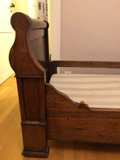 null A walnut child's bed with a column back and bracketed uprights.

Restoration...