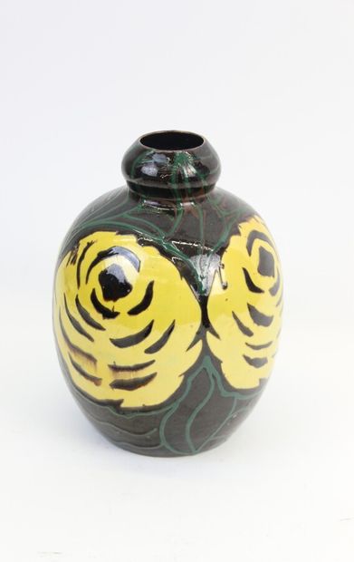 null Vase boule à col renflé en grès émaillé à décor incisé de fleurs jaune et brun...