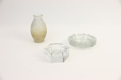 null BACCARAT. Ashtray in cut crystal. Signed. 10 x 9 cm. (Chips)

We join :

- JOMA....