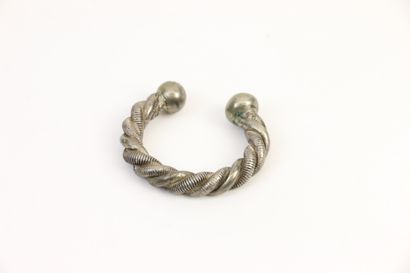 null Bracelet open metal rush twisted form, the ends in the form of ball.
