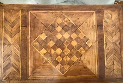 null Game table with swivelling and opening inlaid top, decorated with blue felt,...