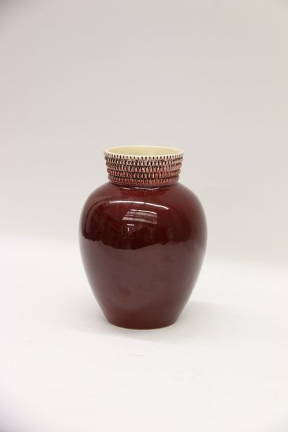 null Pol CHAMBOST, in the taste of

Vase in burgundy enamelled earthenware with globular...