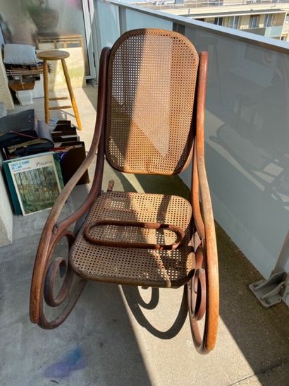 null Rocking chair in the Thonet style. Caned seat. 

Accidents.



TO BE COLLECTED...