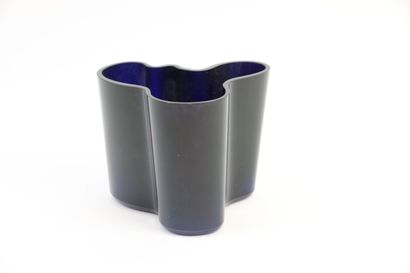 null Alvar AALTO (1898-1976) 

Blue glass vase, model "Savoy". 

12 x 15 x 15 cm...