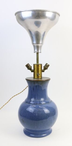 null Vase en céramique émaillée bleu monté en lampe.

H. totale : 65,5 cm