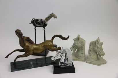 null Lot of sculptures representing horses including: a pair of bookends in cast...