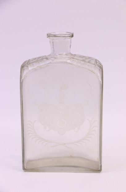 null Carafe in cut glass with engraved decoration of a helmet

Height : 23,5 cm

(Missing...