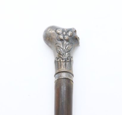 null Silver cane knob with chased decoration of flower and wood. Gross weight: 24,4...