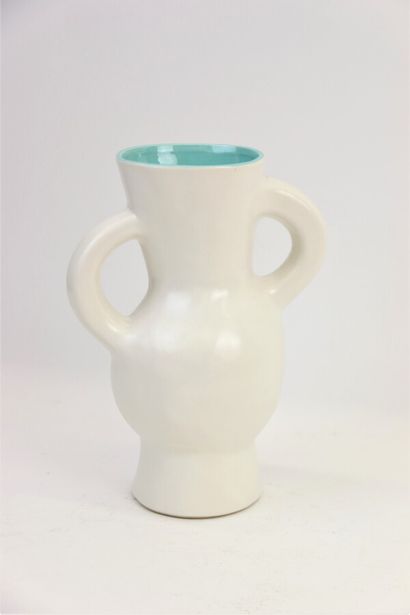 null Vase en grès émaillé blanc à deux anses asymétriques, l'intérieur émaillé turquoise

H....