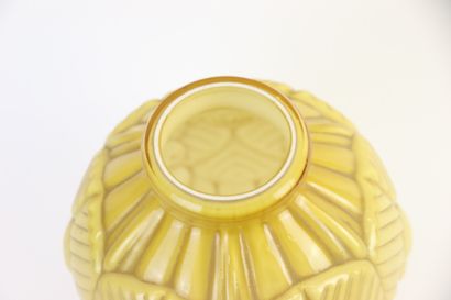 null Vase de style Art Deco en verre moulé jaune à décor de grappes de fruits stylisées...