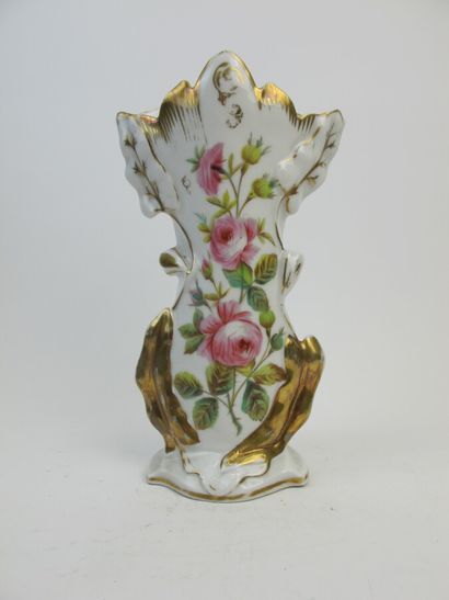 null Vase à col découpé en porcelaine à décor de rose et filet or. Paris XIXe. 

On...