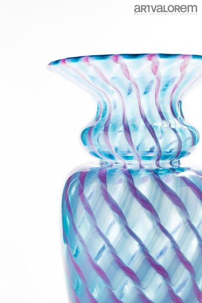null YOUNG & CONSTANTIN

Vase de forme balustre à col évasé en verre à décor de filets...