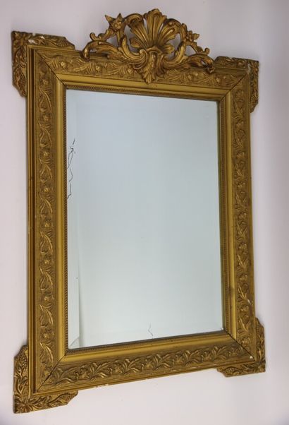 null Carved and gilded wood mirror frame surmounted by an openwork shell and acanthus...