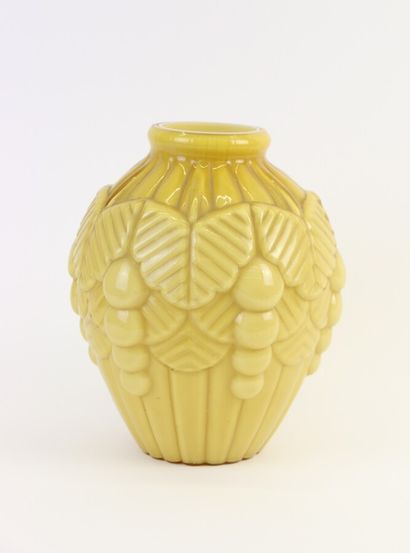 null Vase de style Art Deco en verre moulé jaune à décor de grappes de fruits stylisées...