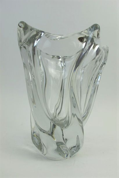 null DAUM France 

Vase en cristal taillé de forme mouvementée, signé.

H. 29 cm
