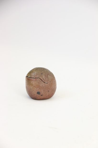 null Attributed to TIFFOCHE

Stoneware surprise egg, glazed interior 

H. 6 cm

(Chips...