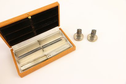 null De Wendel. 6 brushed metal knife holders in their case.

One joined 2 silver...