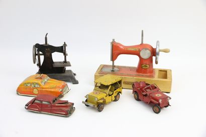 null Set of toys for children in polychrome metal: 2 sewing machines, a radio car,...