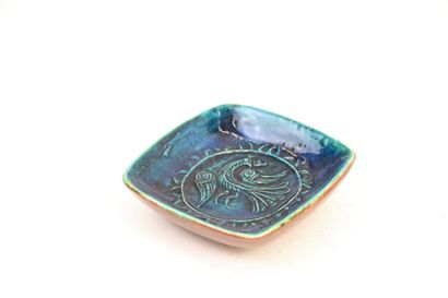 null HB QUIMPER

Blue enamelled stoneware pocket dish with a bird and a heart in...