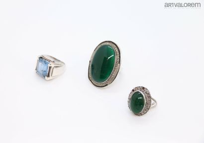 null Three silver rings 925°/°°, one with a blue synthetic spinel and the other two...