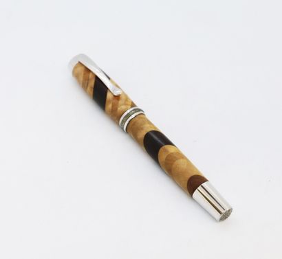 null ANONYMOUS, German work

Fountain pen in wood marquetry and chromed attributes....