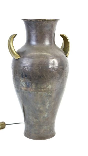 null Vase balustre en dinanderie à deux petites anses dorées et recourbées, le décor...