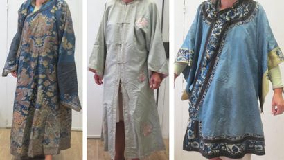 null Une veste de kimono en soie bleue ornée broderies de fleurs (mauvais etat),...