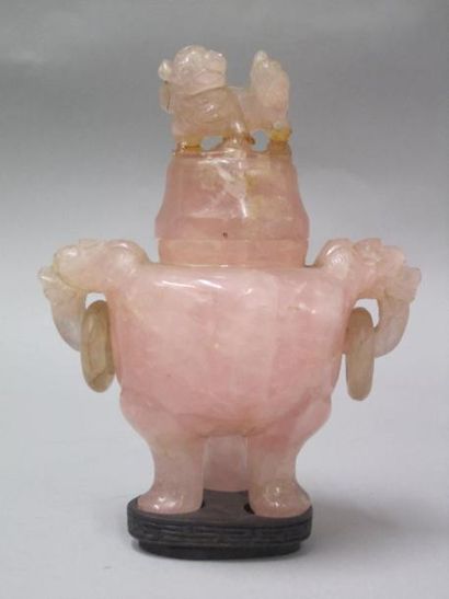 null Pot tripode en quartz rose sculpté de chiens de Fo retenant des anneaux et d'un...